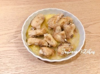 step4: 雞件蒸熟後可以泡冰水令雞皮更嫩滑，懶人可以忽略此步驟。