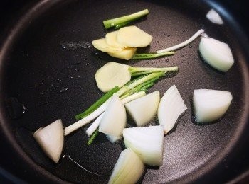 step5: 下油燒熱鑊後先炒香葱白段、薑、洋蔥。