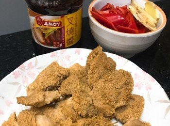 step2: 將猴頭菇撕成小塊，榨乾水份備用。