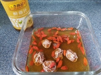 step4: 煮緊鴨舌期間，準備<span class="group_3">調味料</span>， 將枸杞、話梅倒入玻璃兜中，再倒入一半李錦記醉雞汁浸出味