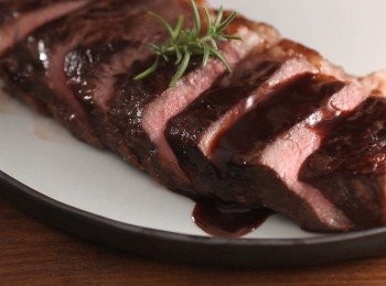 step7: 最後將醬汁過濾後淋在牛排上就完成了。