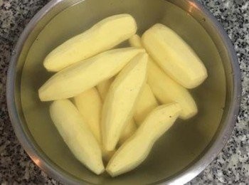 step2: 準備一鍋水加入2茶匙鹽，也可以用2顆檸檬替代，用來浸泡去皮後的地瓜，防止氧化變黑。地瓜外皮先洗淨，並且在削地瓜皮時，要在流動的水下，邊削邊沖水，地瓜才不會一下子就變黑，削好皮後馬上泡入鹽水或檸檬水中。