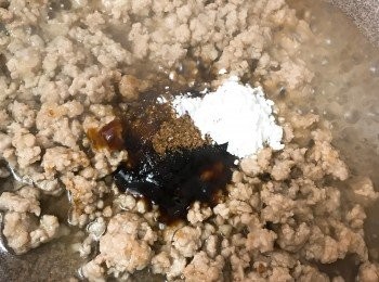 step5: 將所有<span class="group_3">調味</span>加入，繼續翻炒至收汁。