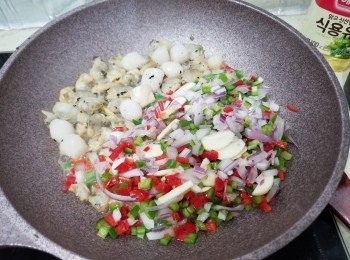 step4: 將蜆肉貝柱炒在鑊左邊+少少酒+少少黑椒繼續煎，
加埋蒜片洋蔥青紅椒粒落去炒香，