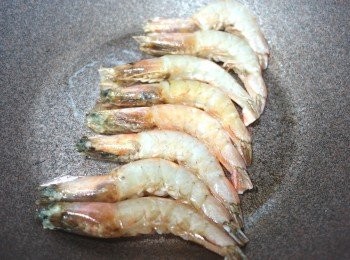 step5: 首先大火煎香蝦兩邊，