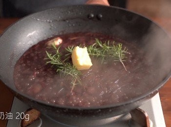 step6: 等到醬汁熬煮到約剩下1/3的份量時，放入迷迭香與奶油煮均勻。