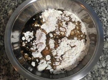 step5: 將糖水倒入粉類中；