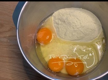 step1: 盛載麵粉的容器倒入蛋和橄欖油混和