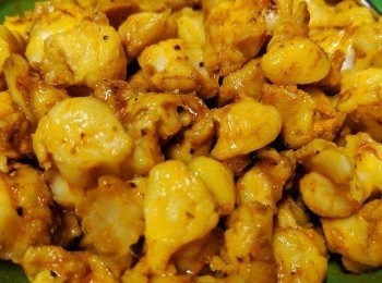 step3: 加李錦記咖哩醬、 黃薑粉、生抽、糖、黑胡椒碎拌勻！