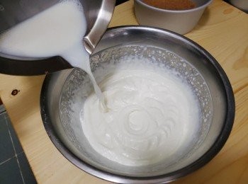 step9: 然后將攤凍的牛奶倒入忌亷攪拌均勻，