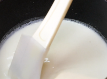 step2: 接著將無糖豆漿倒入鍋中，煮至鍋邊開始產生泡泡後熄火。
※此時豆漿約為50~60度。