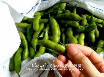 step1: 毛豆先用水沖洗 , 抹乾水份再用手撕去頭尾部份