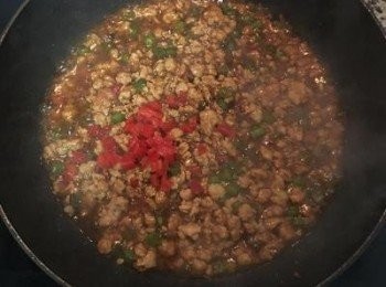 step14: 加入辣椒丁並加少許香油拌勻即可；