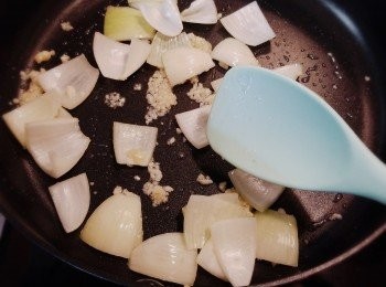 step6: 下油將蒜泥和洋蔥炒香。
