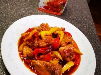 step1: 首先仲用油煎熟<a href="https://bit.ly/2ZxapeY" target="_blank" data-keyword="雞扒" class="guide-link"><strong>雞扒</strong></a> <span style="display:inline-block;vertical-align:middle;margin-top:-3px;color:initial;border-radius:3px;padding:2px 3px;font-size:12px;line-height:14px;background:#87d300;color:#fff;">即買</span> 
之後加紅黃椒 炒一炒
最後加李錦記甜酸排骨醬兜一兜就可以上碟