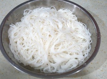 step3: 米粉先用滾水烚一烚至軟身散開隔水備用，