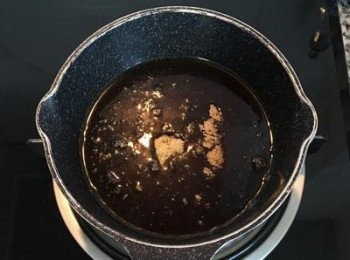 step2: 先將冷開水+棕櫚糖和黑糖一起煮溶；