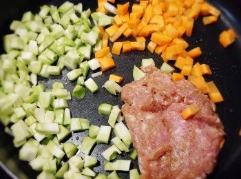 step3: 起鑊放油，先放入免治豬肉、甘筍粒、西蘭花梗粒爆炒。
