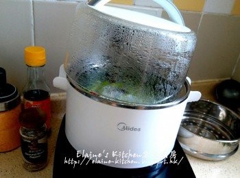 step5: 將火力調低至300 , 時間調至10分鐘 , 微微開少少蓋繼續煮(如用明火製作 , 毛豆放入煲 , 加入八角 , 鹽及水拌勻 , 先用中火煮至出煙後蓋上蓋轉慢火煮10分鐘)