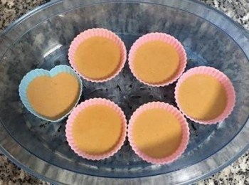 step7: 接著就可裝入模具中，（除矽膠模不需額外抹油外，其餘模具最好都抹一層薄薄的椰子油或食用油防沾黏）；