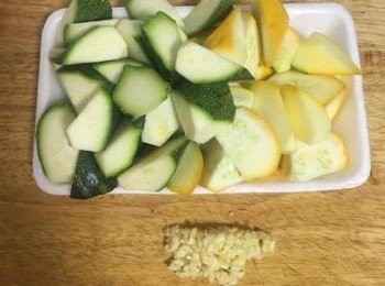 step2: 蒜頭拍扁去皮後切末；櫛瓜切滾刀；