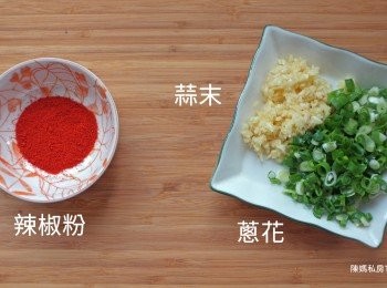 step1: 蒜頭切末，青蔥切蔥花