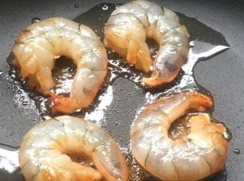 step2: 先下油煎香蝦仁,略煎就得喇