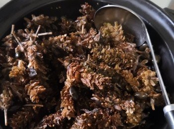 step1: 先將夏枯草及黑豆浸洗淨澀乾水份備用