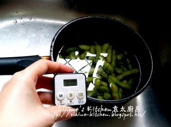 step8: 冰水加入毛豆內浸過面靜待10分鐘