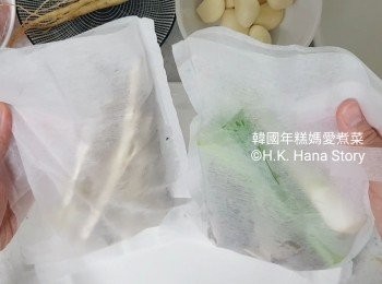 step4: 把藥材分别放入湯包袋裡加入青蒜後，將湯包袋扎實。