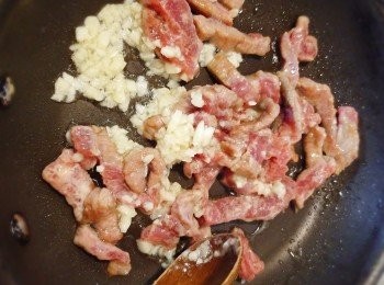 step3: 加入蒜蓉再炒勻。