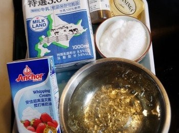 step1: 先準備材料，魚膠片先用冰水浸軟，冰水只需剛剛浸過面便可。