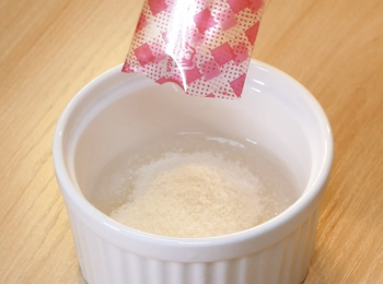 step1: 首先將吉利丁與30cc的水泡開。
※水的用量請參考吉利丁包裝上的建議量喔！