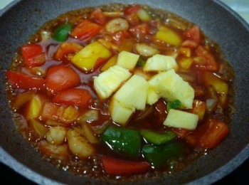 step6: 再加入菠蘿粒炒一炒關火上碟，