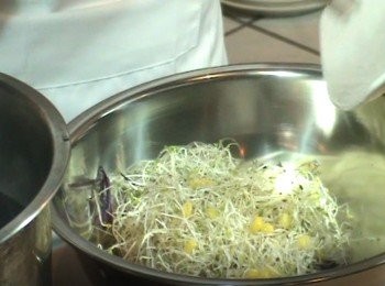 step2: 把苜蓿芽跟玉米一起放入放涼後的紫色高麗菜。