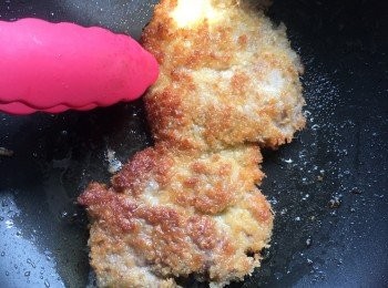 step2: 幫豬扒沾上麵粉、蛋漿、麵包糠，順著去，然後準備好之後就可以下鍋煎了。
