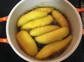 step7: 放入蒸好的地瓜放入蜜糖汁裡，