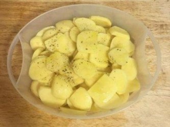 step2: 馬玲薯去皮切片，撒些黑黑椒粉和少許橄欖油拌勻後蒸30分鐘到鬆軟；