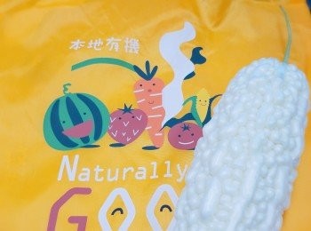 step1: 友人從大埔農墟買來一條有機白苦瓜送我，這份心意相當珍貴，所以我更要珍而重之對待它。
