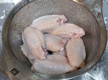 step2: 先將生粉和生油與<a href="https://bit.ly/3zHU5V3" target="_blank" data-keyword="雞翼" class="guide-link"><strong>雞翼</strong></a> <span style="display:inline-block;vertical-align:middle;margin-top:-3px;color:initial;border-radius:3px;padding:2px 3px;font-size:12px;line-height:14px;background:#87d300;color:#fff;">即買</span> 拌勻, 再放入其他<span class="group_2">醃料</span>並拌勻, 放入雪櫃六小時後取出