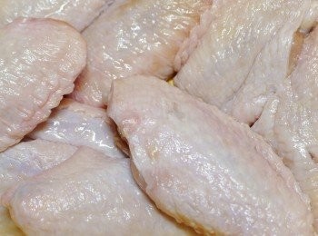 step1: 雞蛋烚熟剝殻，<a href="https://bit.ly/3zHU5V3" target="_blank" data-keyword="雞翼" class="guide-link"><strong>雞翼</strong></a> <span style="display:inline-block;vertical-align:middle;margin-top:-3px;color:initial;border-radius:3px;padding:2px 3px;font-size:12px;line-height:14px;background:#87d300;color:#fff;">即買</span> 及牛𦟌加薑汆水，<a href="https://bit.ly/3zHU5V3" target="_blank" data-keyword="雞翼" class="guide-link"><strong>雞翼</strong></a> <span style="display:inline-block;vertical-align:middle;margin-top:-3px;color:initial;border-radius:3px;padding:2px 3px;font-size:12px;line-height:14px;background:#87d300;color:#fff;">即買</span> 及牛𦟌𠝹幾刀。