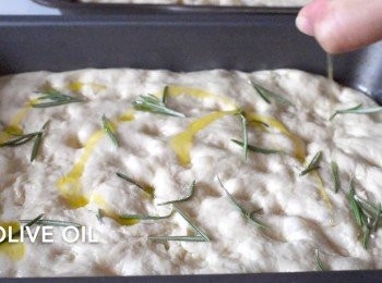 step5: 用手指頭在麵糰表面壓一小凹陷，灑鹽、加上香草，再淋上橄欖油，放入已預熱220度焗爐，焗約二十分鐘或至金黃色，低部亦會有少許焦色即成！