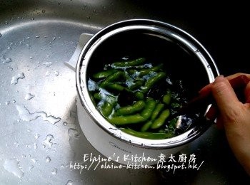 step3: 將毛豆放入美的早餐機的煲仔內 , 加入八角 , 少許鹽及水(水的份量要蓋過毛豆)