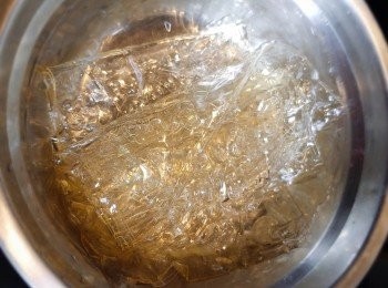 step3: 魚膠片浸軟後倒走冰水，擠走水分。