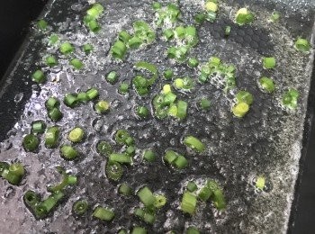 step4: 熱鑊放一小片牛油，灑上蔥花。