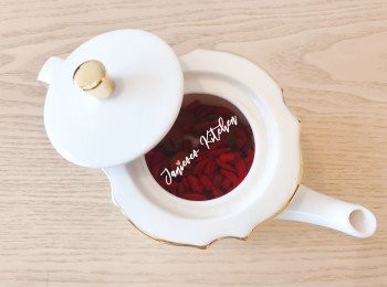 step2: 把杞子、龍眼和冰糖放進茶壺。