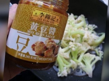 step2: 當菜差不多熟的時候加入黃豆醬，然後後小炒下。