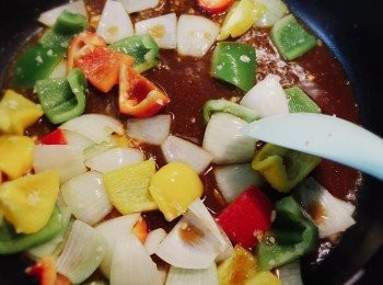 step8: 放入甜酸汁後再加入適量的生粉水埋芡。