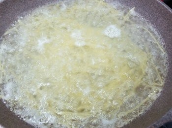 step2: 將2人份量意粉滾水落煮3分鐘，
見意粉變軟身就可隔水備用，