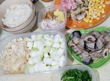 step1: 首先煲定飯備用，
將薑切片，蒜頭+乾蔥+冬菜+芫荽+蔥+中芹切碎粒備用，
節瓜+金菇+蠔肉切粒備用，
